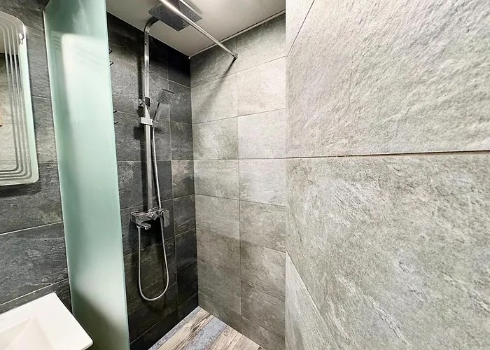 Red Square Residence דירה וארנה