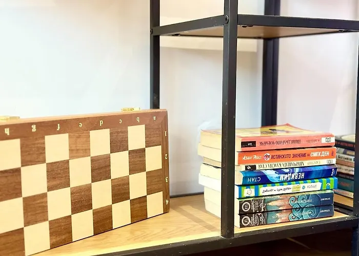 Red Square Apartment Warna