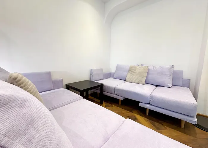 דירה Red Square Residence וארנה