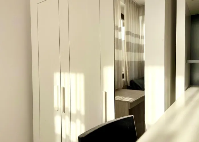 Red Square Apartment Warna