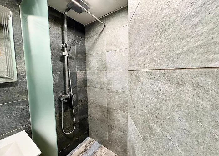 דירה Red Square Residence וארנה