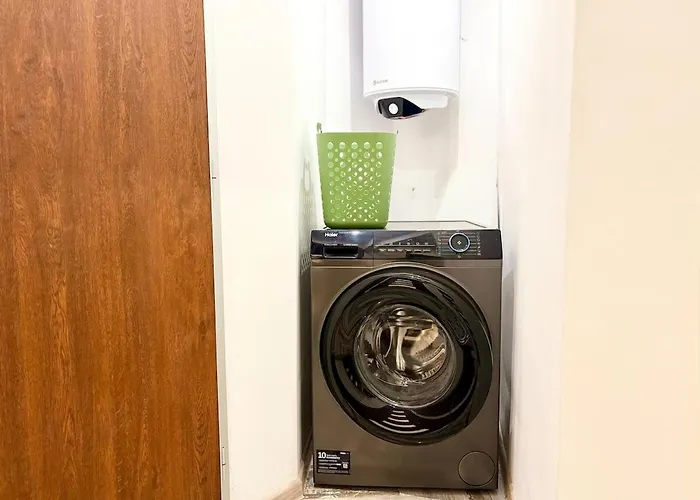 Red Square Apartment Warna