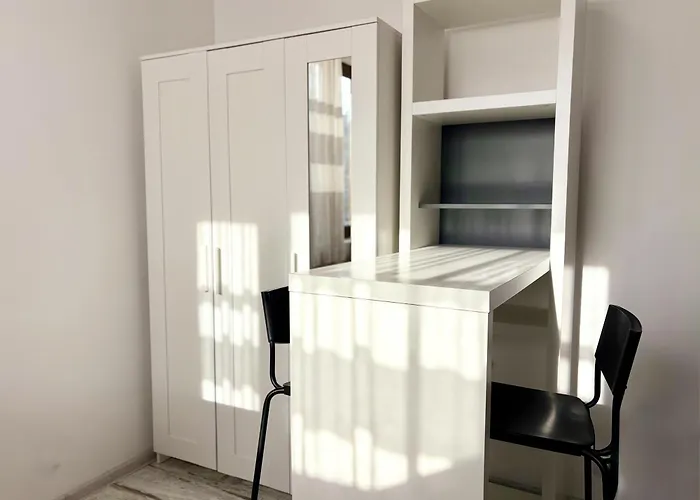 Apartment Red Square Warna